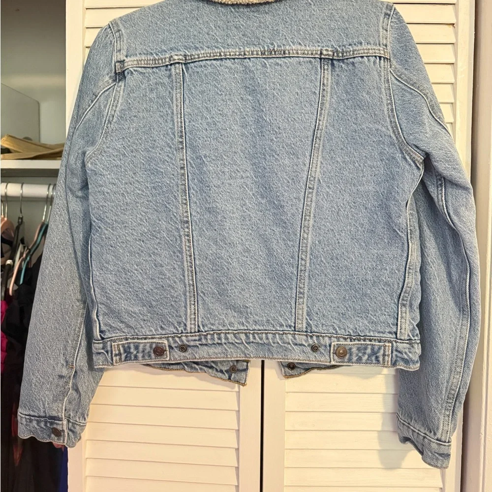 Levi's Blue Lightweight Denim Jacket with Sherpa Collar - Picture 2 of 2